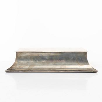 A silver inkwell, Sampson Mordan & Co, London, England, 1913.