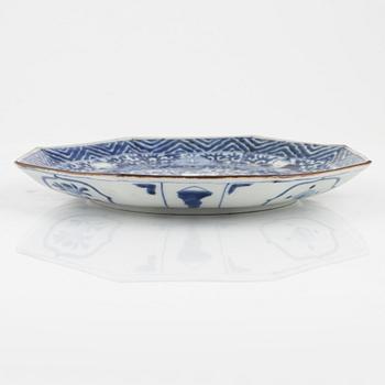 A blue and white Japanese dish, late 18th Century/early 19th Century.