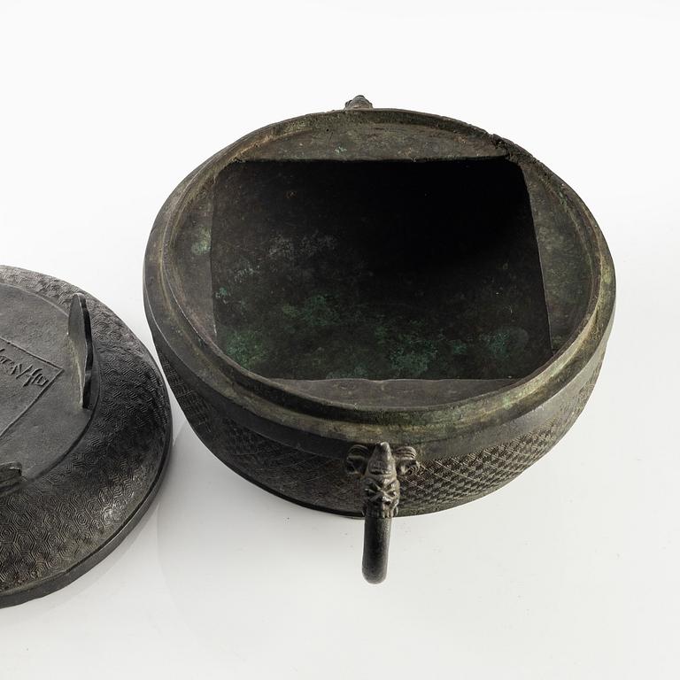A Chinese archaic bronze ritual vessel with cover, late Ming/early Qing.