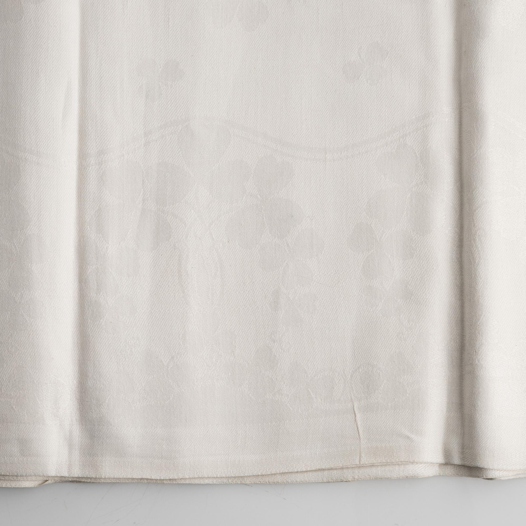 Five tablecloths, partly linen.
