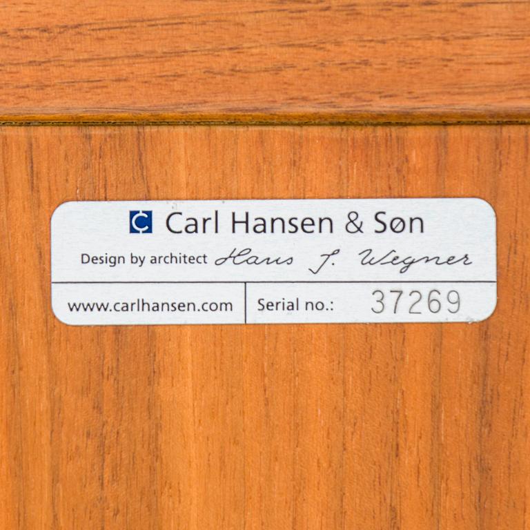 Hans J Wegner, nojatuoli "CH07", Carl Hansen & Son Tanska, numeroitu.