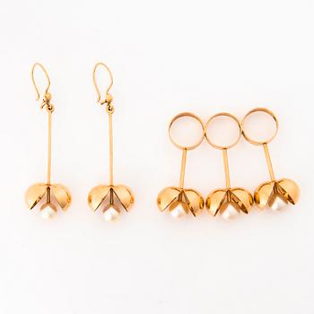 A set of 14K gold pendant and earrings with pearls by Olli Auvinen. Westerback Eino Ky, Helsinki 1967.