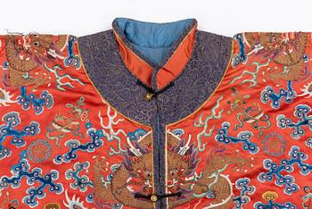 A Chinese embroidered silk robe, late Qing dynasty, 19th century.