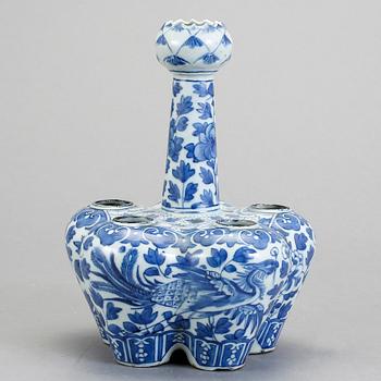 TULPANVAS, porslin, Kina sent 1800-tal.