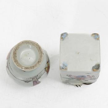 Tesdosa, porslin, Kina, 1700-tal samt tekanna, porslin, Kina, 1800-tal.