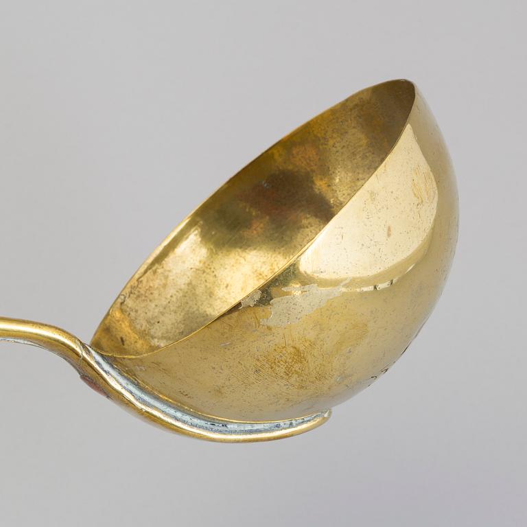 AN 18TH CENTURY BRASS LADLE.