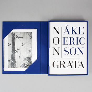 ÅKE ERICSON, limiterad utgåva fotobok samt gelatinsilverfotografi, signerad och numrerad 7/12.