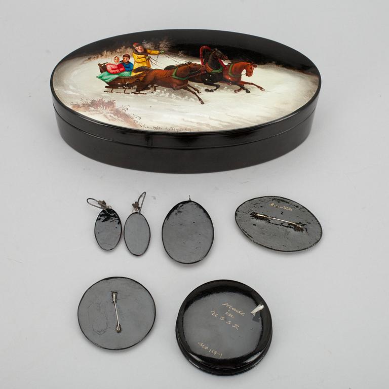 ETT PARTI RYSKA LACKARBETEN, 6 st. 2 askar, 2 broscher, ett hänge och ett par örhängen. 1960-80-tal.