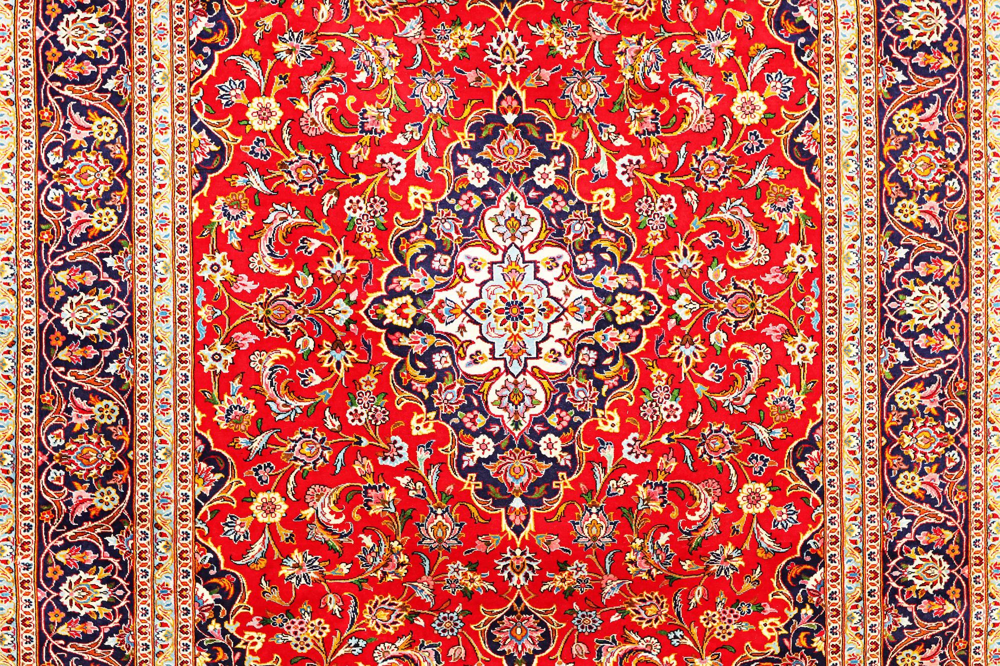 A Kashan carpet, a. 360 x 243 cm.
