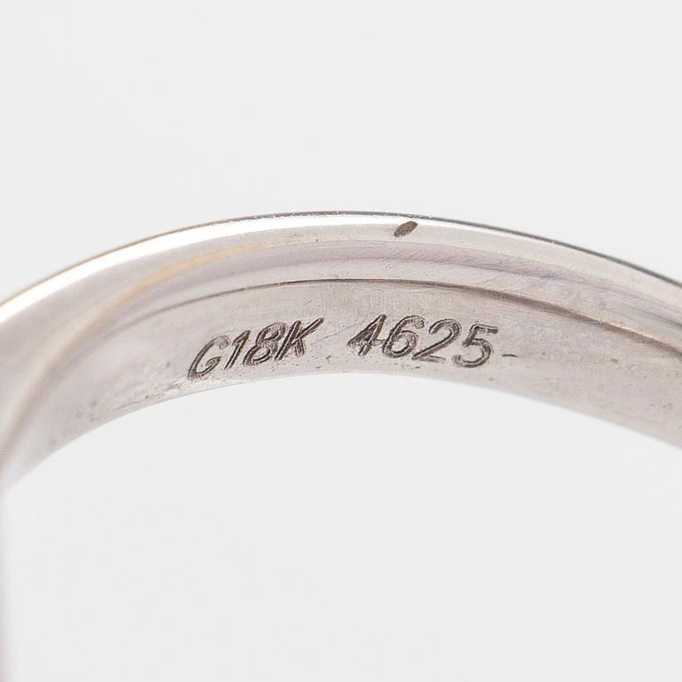 Ring, rosett, 18K vitguld, med gul kuddslipad diamant samt klara briljantslipade diamanter.