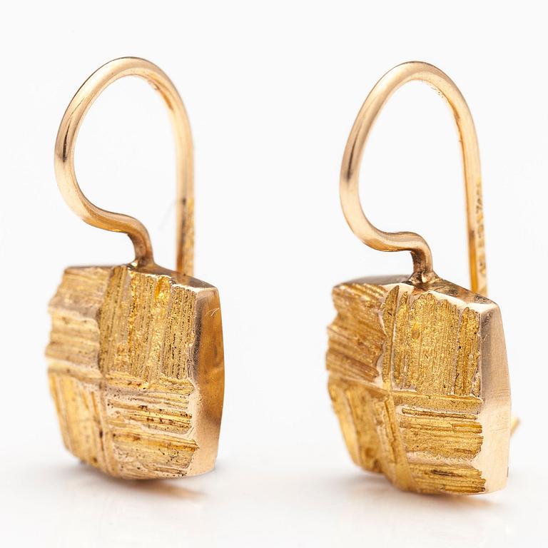 BJÖRN WECKSTRÖM, A pair of 14K gold earrings "Quadrates". Lapponia 1968.