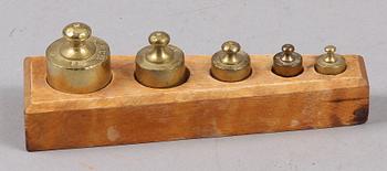 BRÄNNVINSMÅTT, 3 st, samt VIKTSATS, koppar och mässing, 1800, 1900-tal.