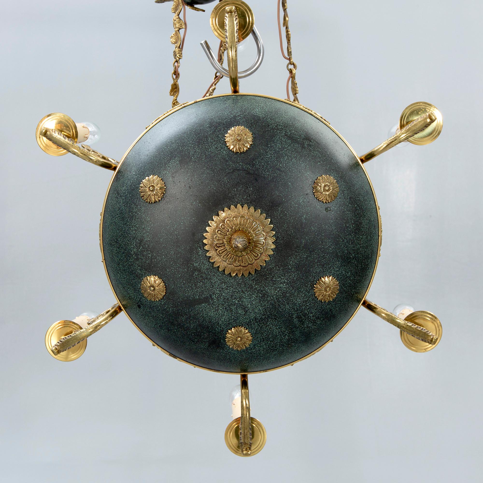 Taklampa empire-stil 1900-talets mitt.