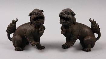 TEMPELLEJON, ett par, gjutjärn. Kina. 1900-tal.