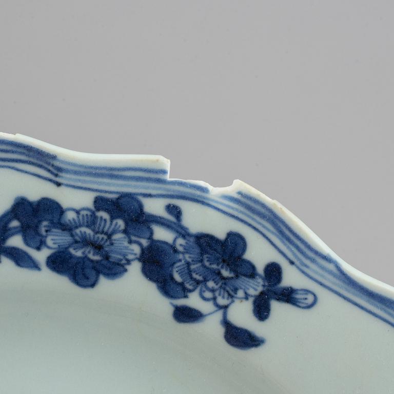 A group of 7 Chinese blue and white porcelain objects, 18-20th century.