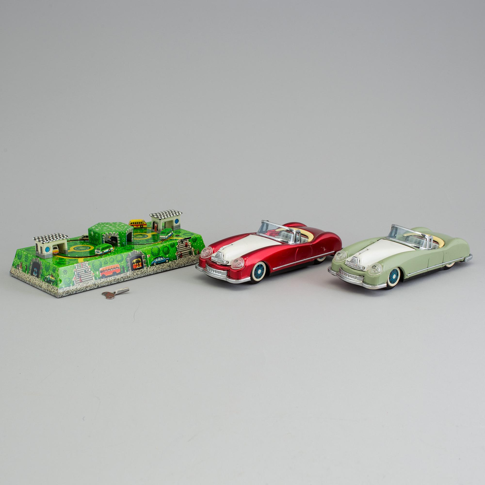 A lot of eight tinplate toys late 20th century.