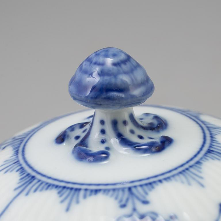 SERVIS, 44 delar, porslin, "Musselmalet", Royal Copenhagen, Danmark.