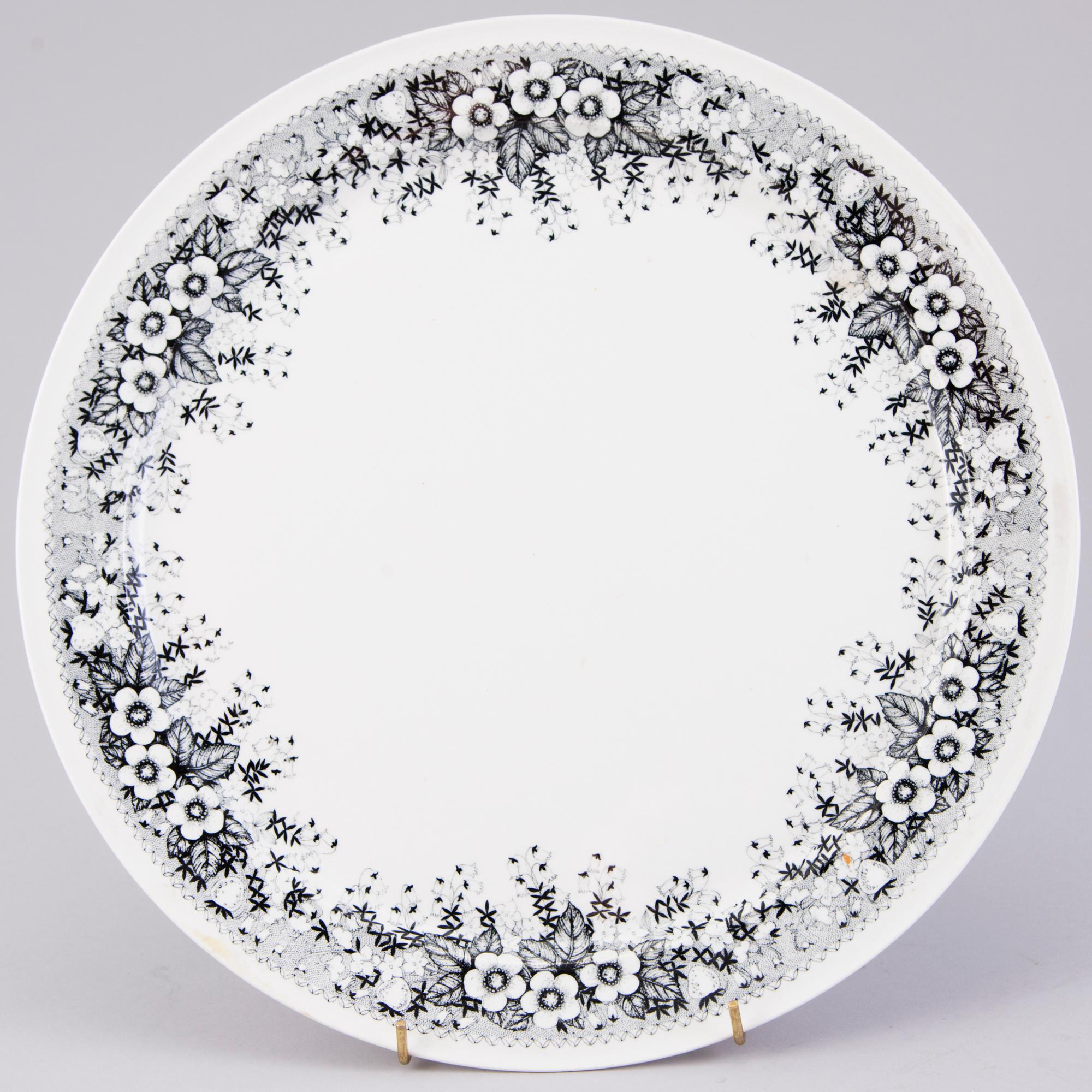 RICHARD LINDH, A 42-pcs set of Arabia dinnerware with 'Talvikki' decoration by Raija Uosikkinen, Finland 1964-1975.