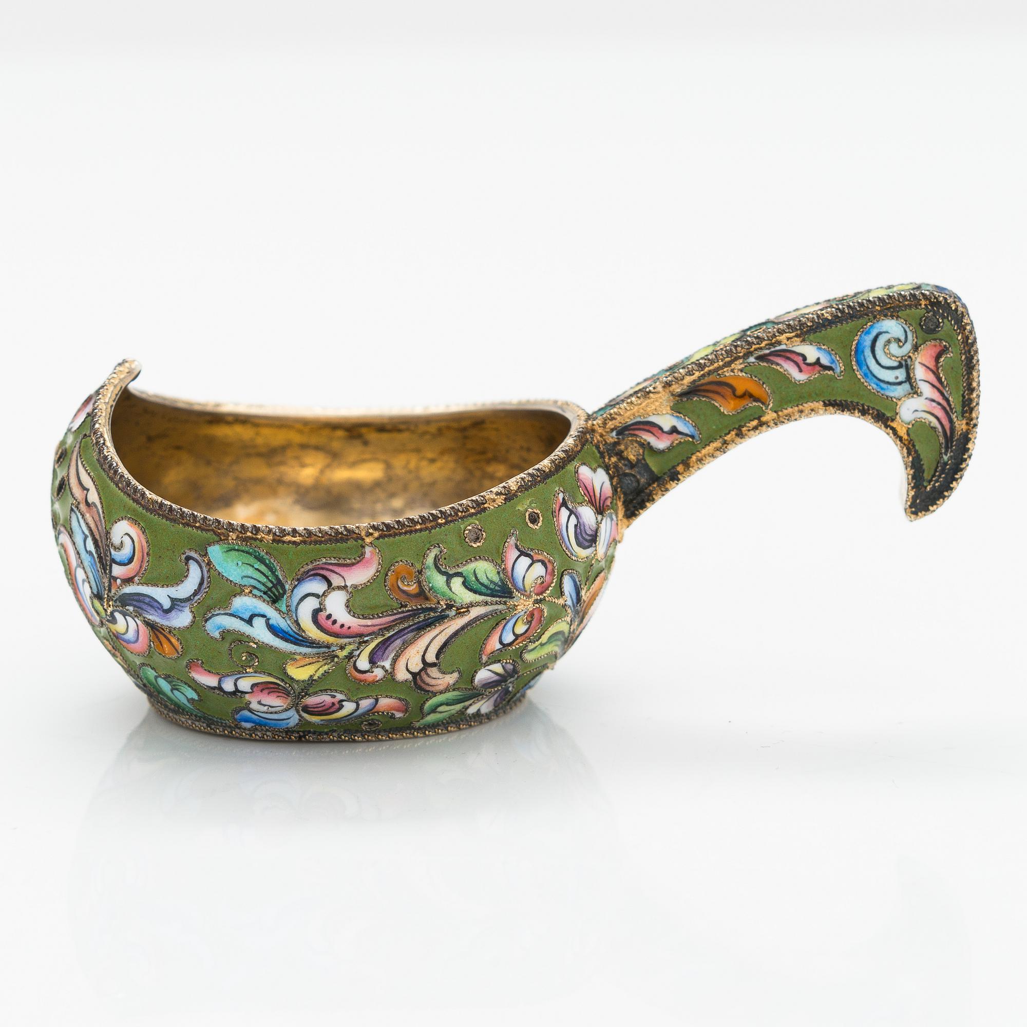 Kåsa, förgyllt silver och cloisonné-emalj, Moskva 1908-26.