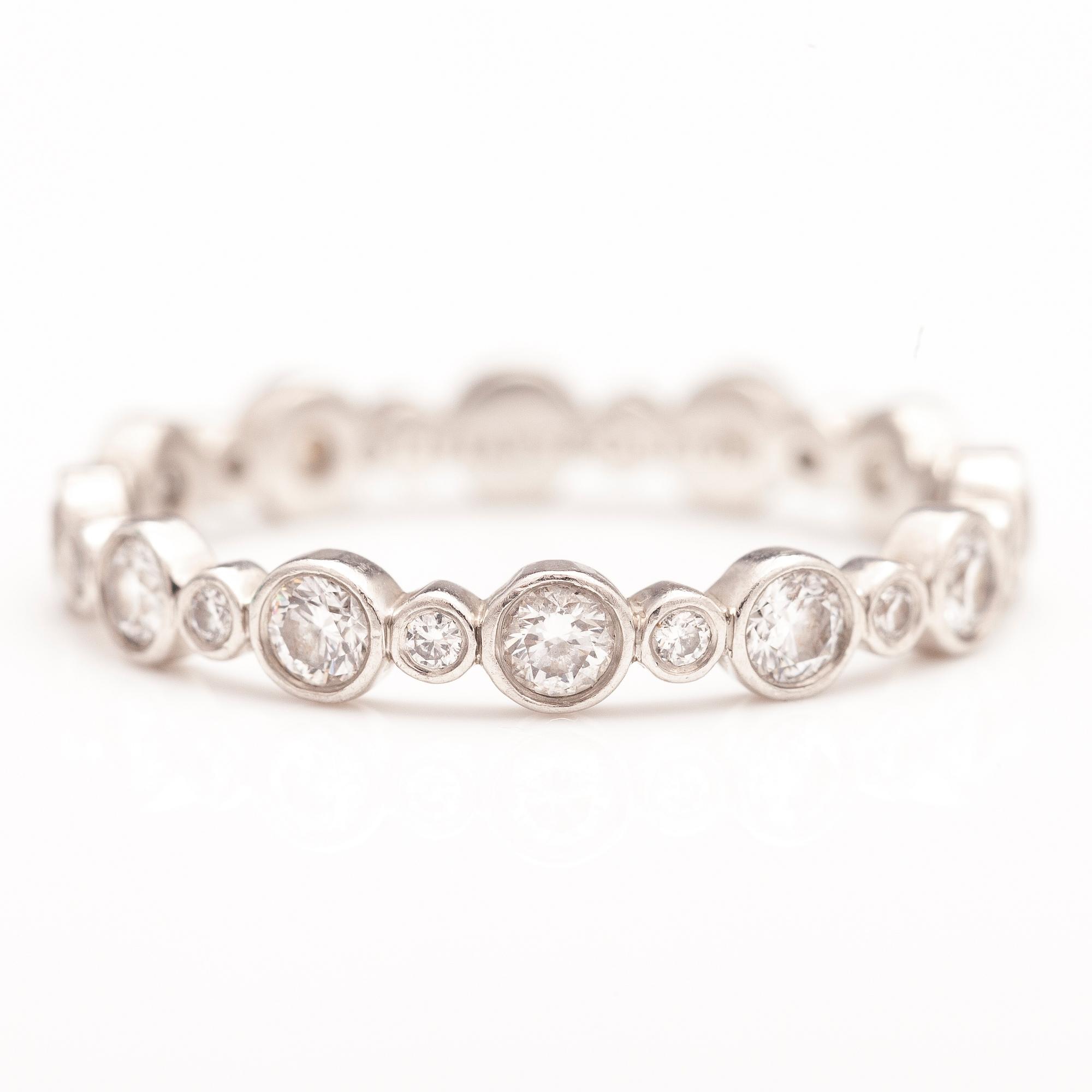 TIFFANY & CO, A platinum "Cobblestone" ring with diamonds ca. 0.84 ct in total.