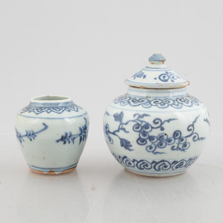 Krukor, två stycken, porslin, Mingdynastin (1368-1644).