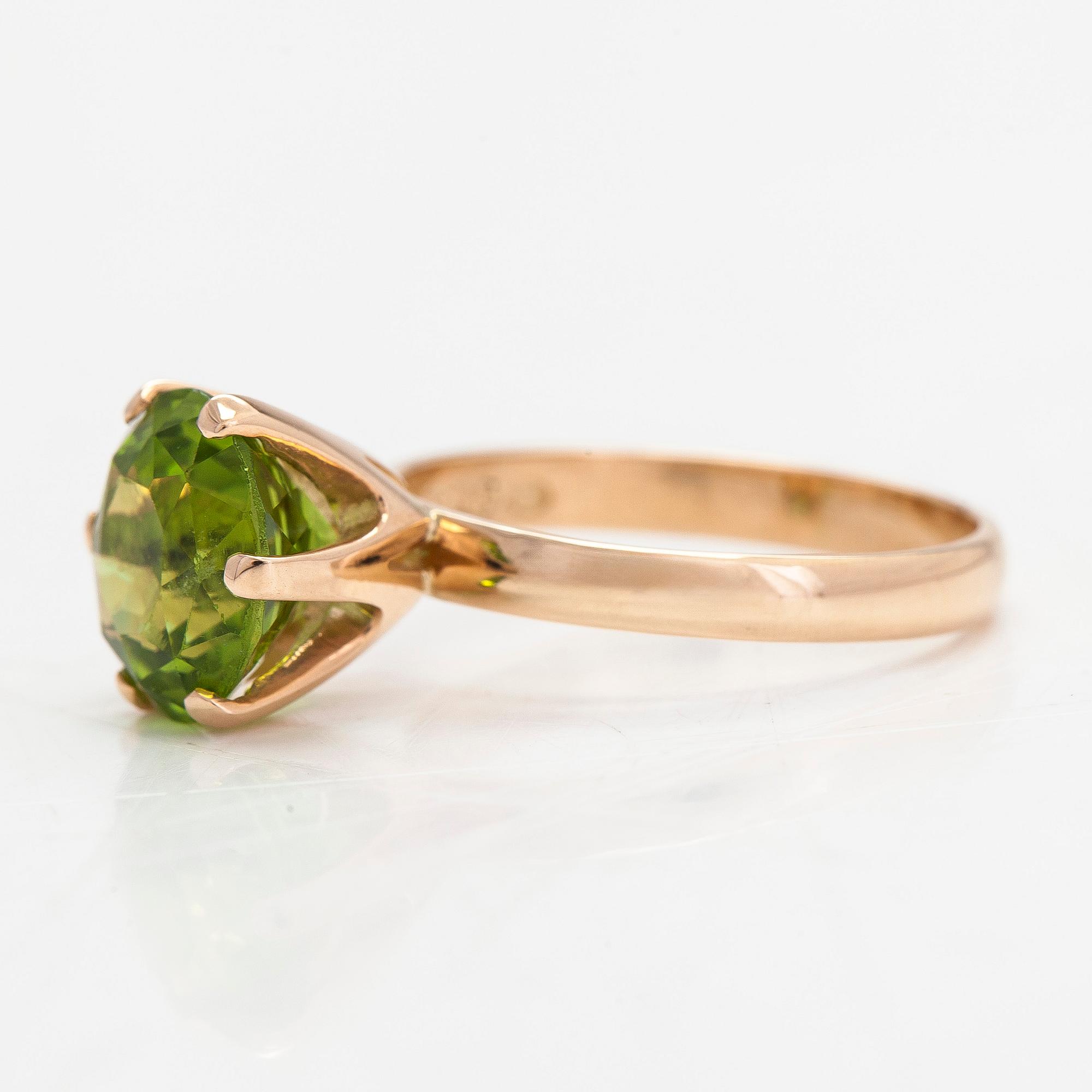 Ring, 14K guld med en modifierad brilliantslipad peridot, Finland 2008.