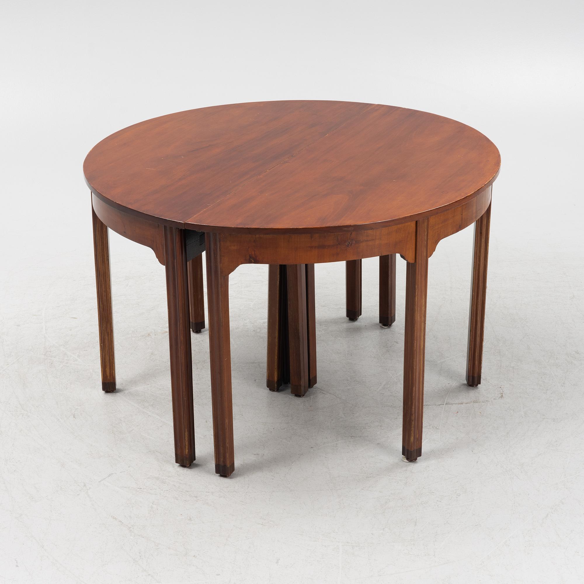 An English mahogany veneered George III style dining table, 19th Century.