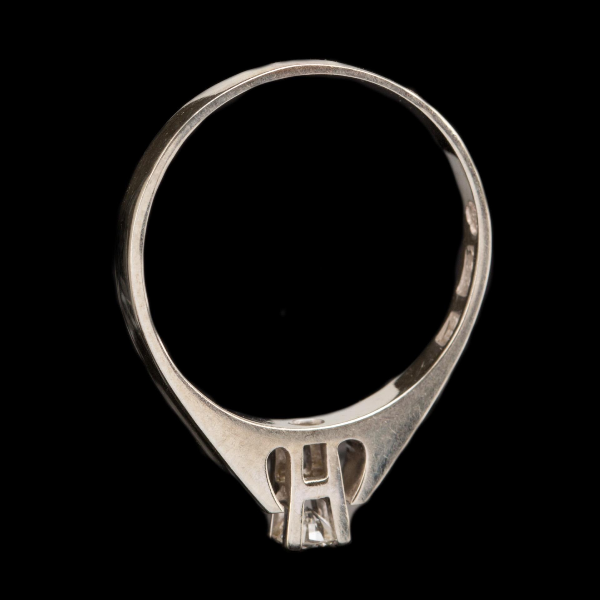 RING, 18k vitguld med briljantslipad diamant ca 0,10ct enligt gravyr. Vikt 1,5g.