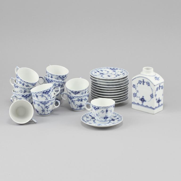 SERVISDELAR, 13 st, "Musselmalet", Royal Copenhagen, Danmark, 1900-talets andra hälft.