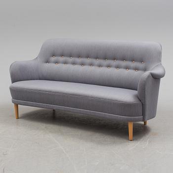 A "Samsas" sofa by Carl Malmsten, OH Sjögren, Tranås, 2015.