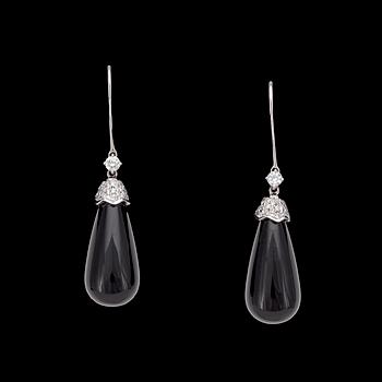 989. A pair of onyx and brilliant cut diamond earrings, tot. app. 0.45 cts.