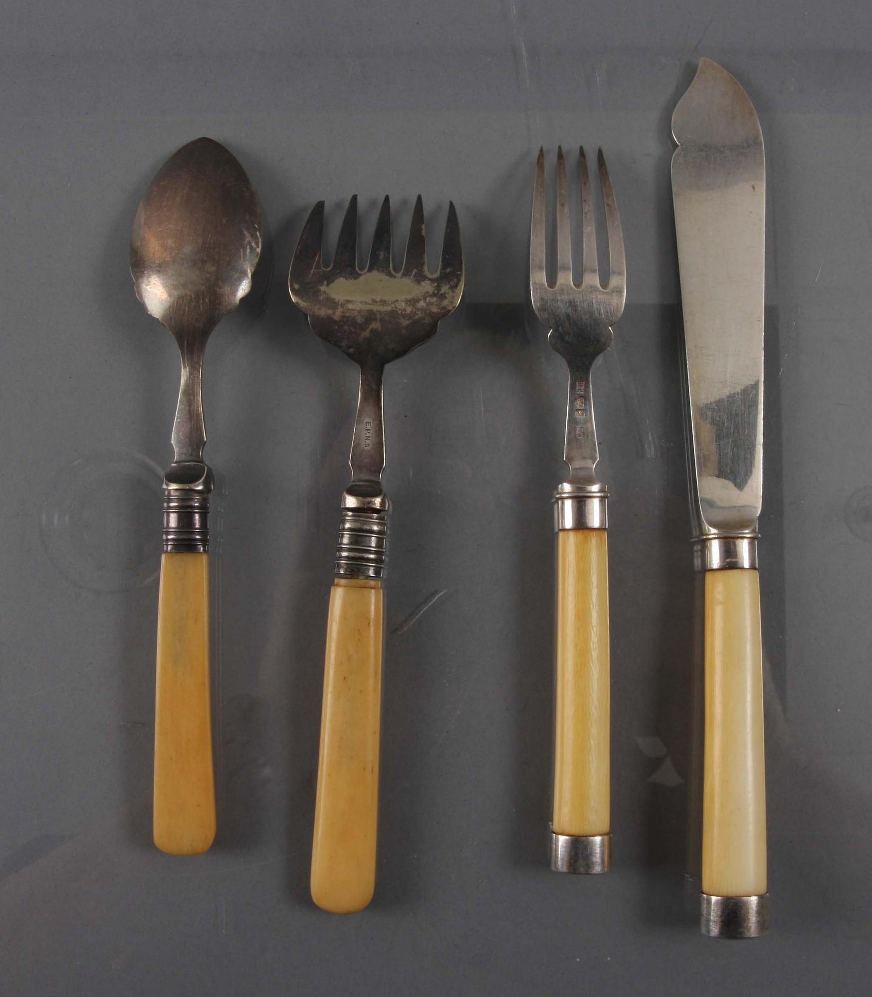 FISKBESTICK, 34 delar, silver med benskaft, 1875.