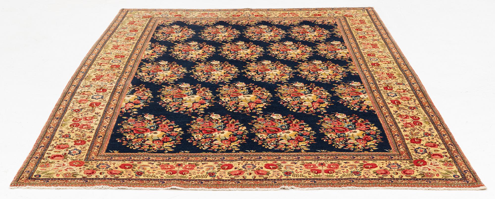 A semi-antique Tabriz carpet, ca 294 x 200 cm.