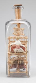 FLASKA MED MODELL, sent 1800-tal.