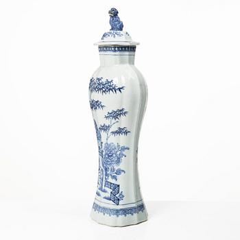 A blue and white export porcelain urn with cover, China, Qingdynasty, 18th century.