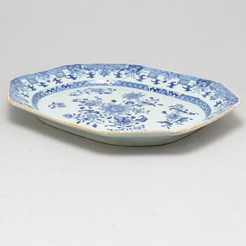 A large blue and white serving dish, Qing dynasty, Qianlong (1736-95).