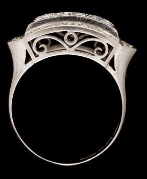 RING MED 3 STÖRRE OCH 24 MINDRE BRILJANT-OCH ÅTTKANTSLIPADE DIAMANTER 1.39 ct enl. gravyr.