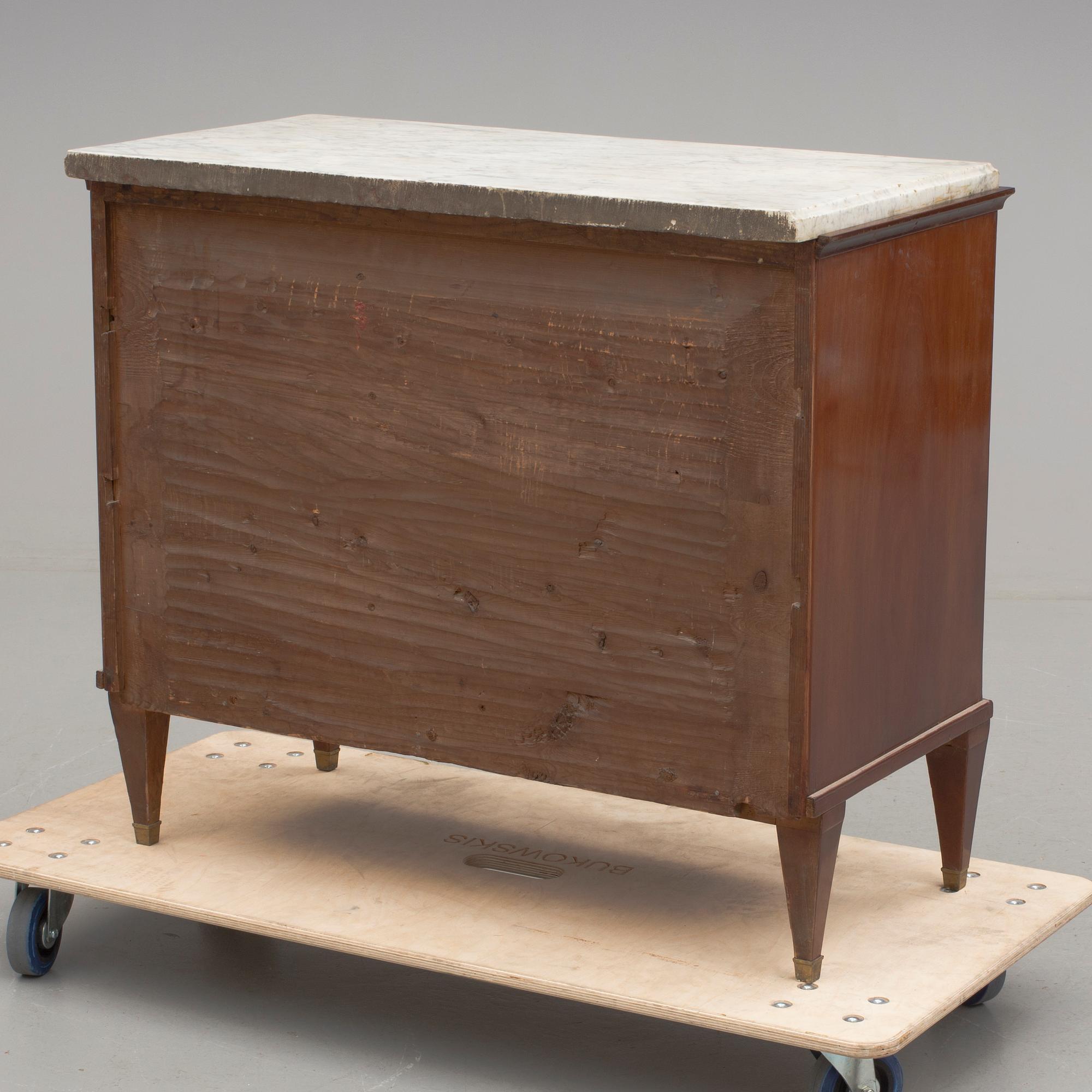 BYRÅ, sengustaviansk, omkring 1800.