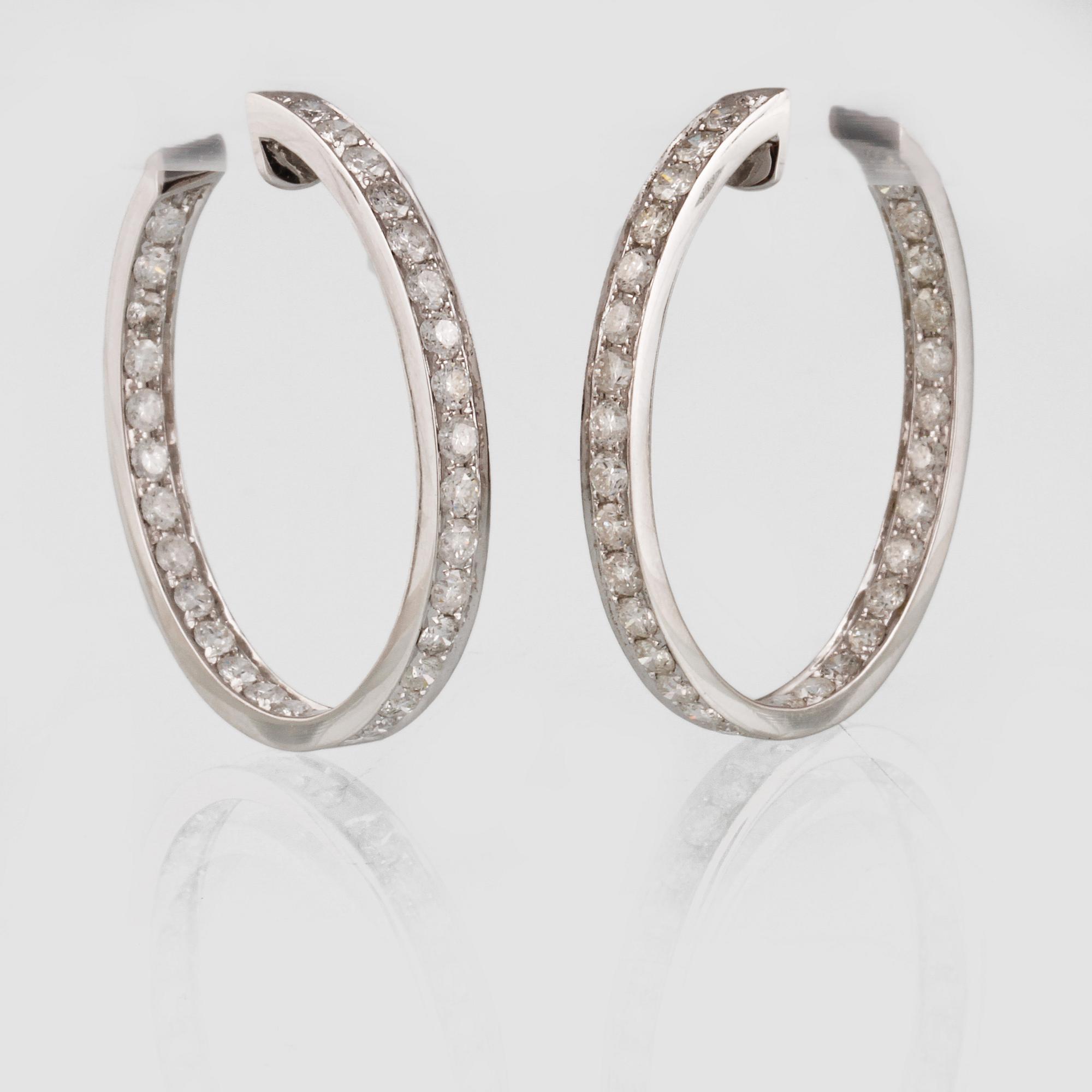 ÖRHÄNGEN, 18K vitguld med briljantslipade diamanter ca 3.41 ct. Vikt 8,8 gram.