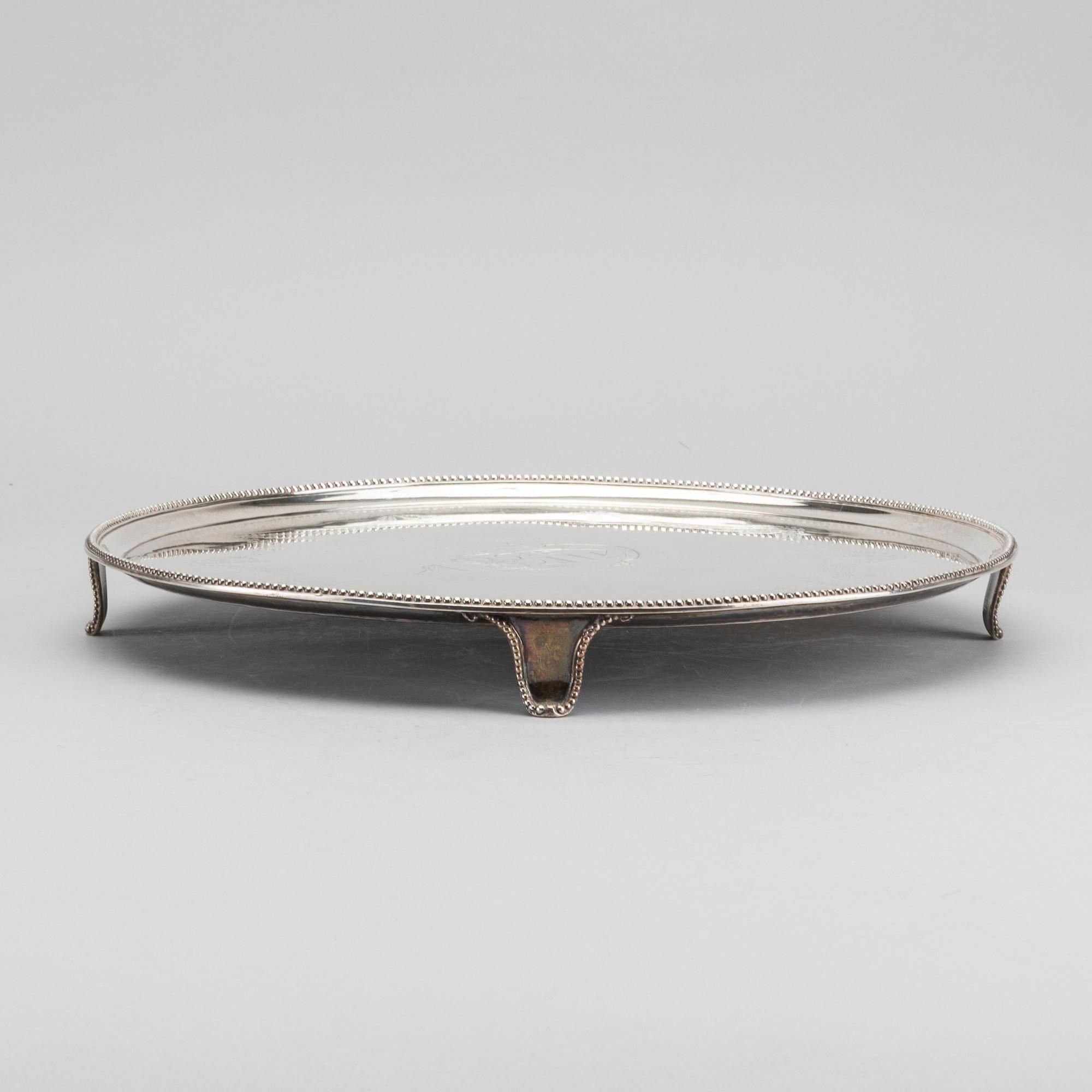 A SILVER SALVER BY JOHN CROUCH & THOMAS HANNAM, London 1782, weight c:a 1200 g.