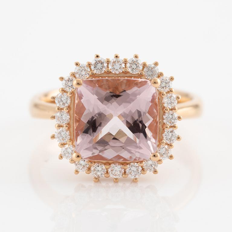 Ring in 18K gold with a faceted morganite and round brilliant-cut diamonds.