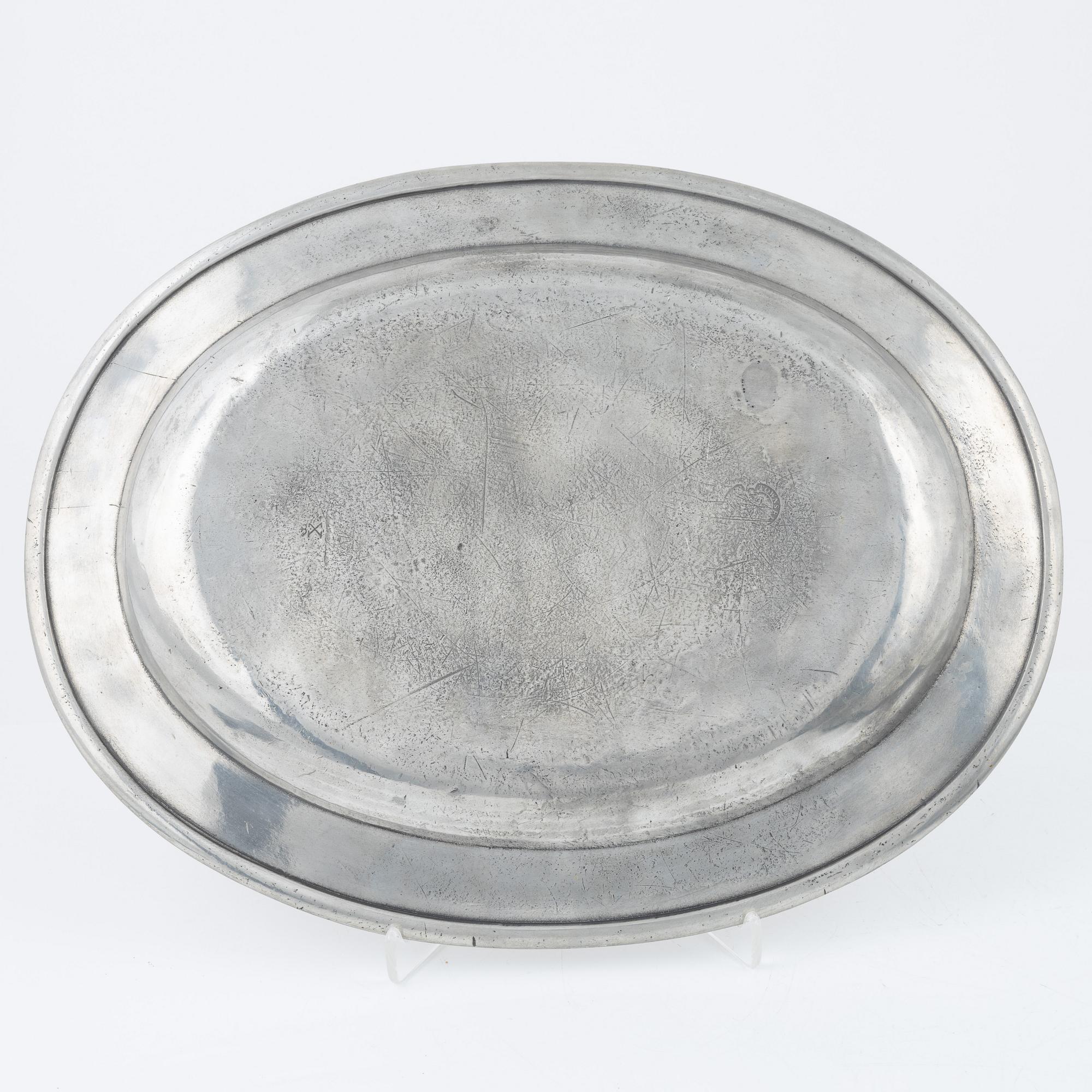 Fat, tallrikar 7 st, skålar 3 st, tenn, mestadels England, 17/1800-tal.