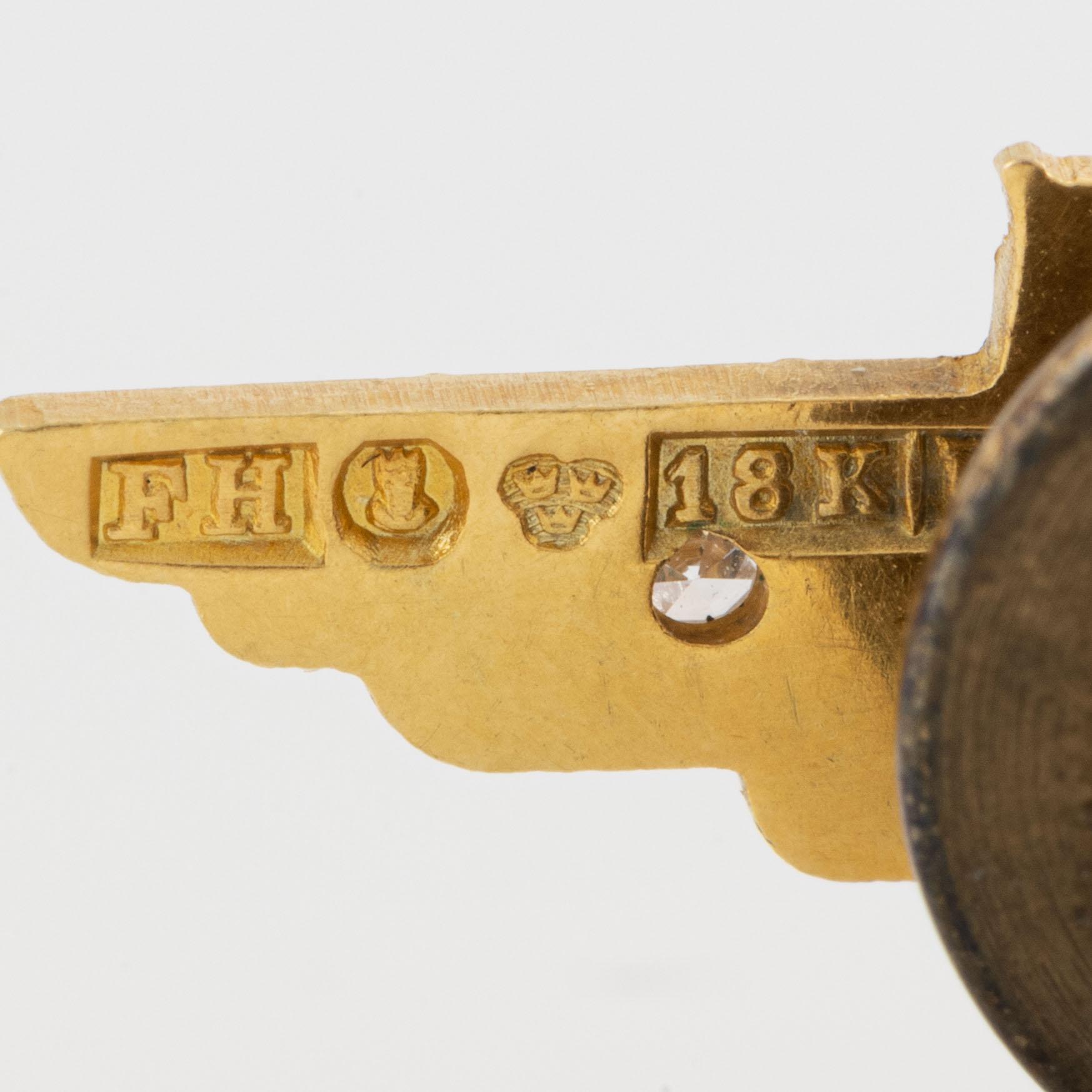 Pin, 18K guld med emalj och diamanter, SAS. Manschettknappar, Sporrong & Co, förgylld metall medföljer.