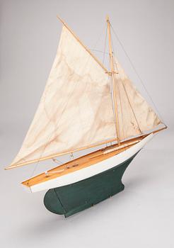 MODELLBÅTAR I TRÄ, 2 st, 1900-talets förstahälft.