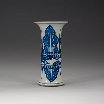 A blue and white vase, Qing dynasty, Kangxi (1662-1722).