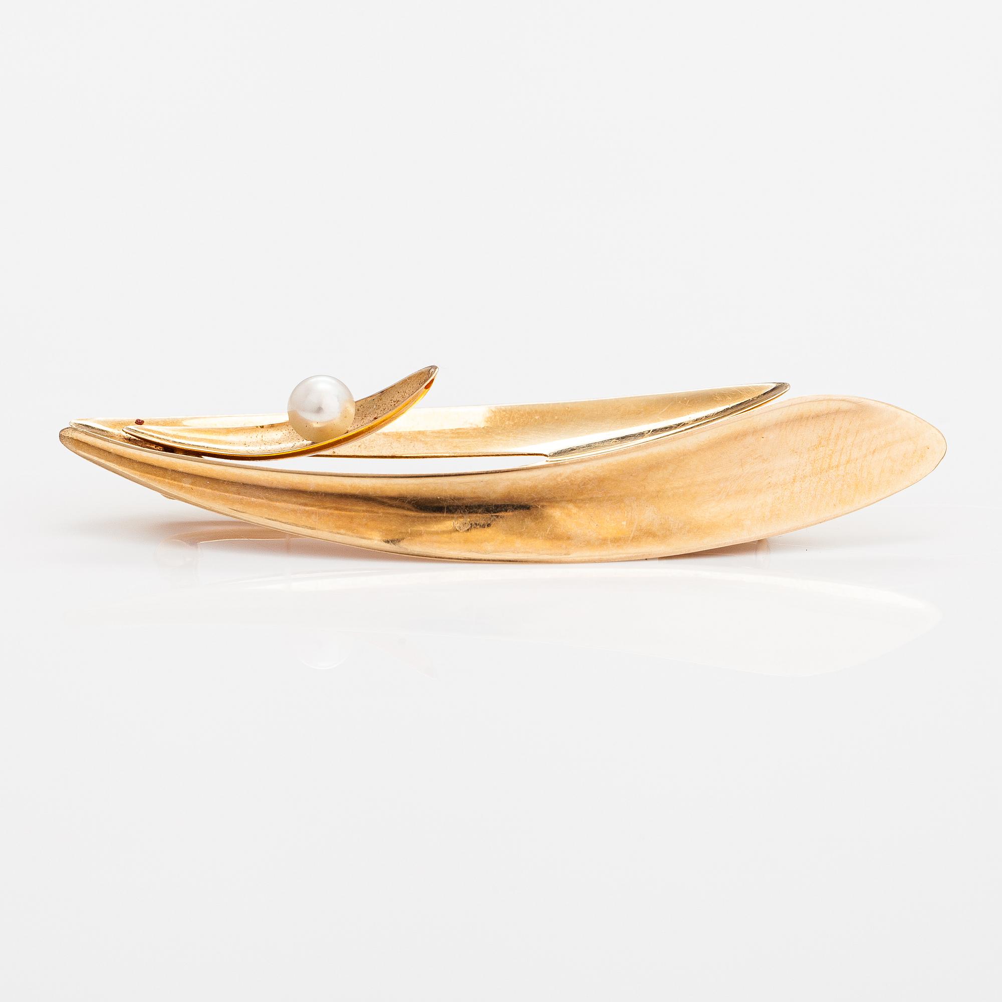 Elis Kauppi, A 14K gold brooch with a cultured pearl. Kupittaan kulta, Turku 1957.