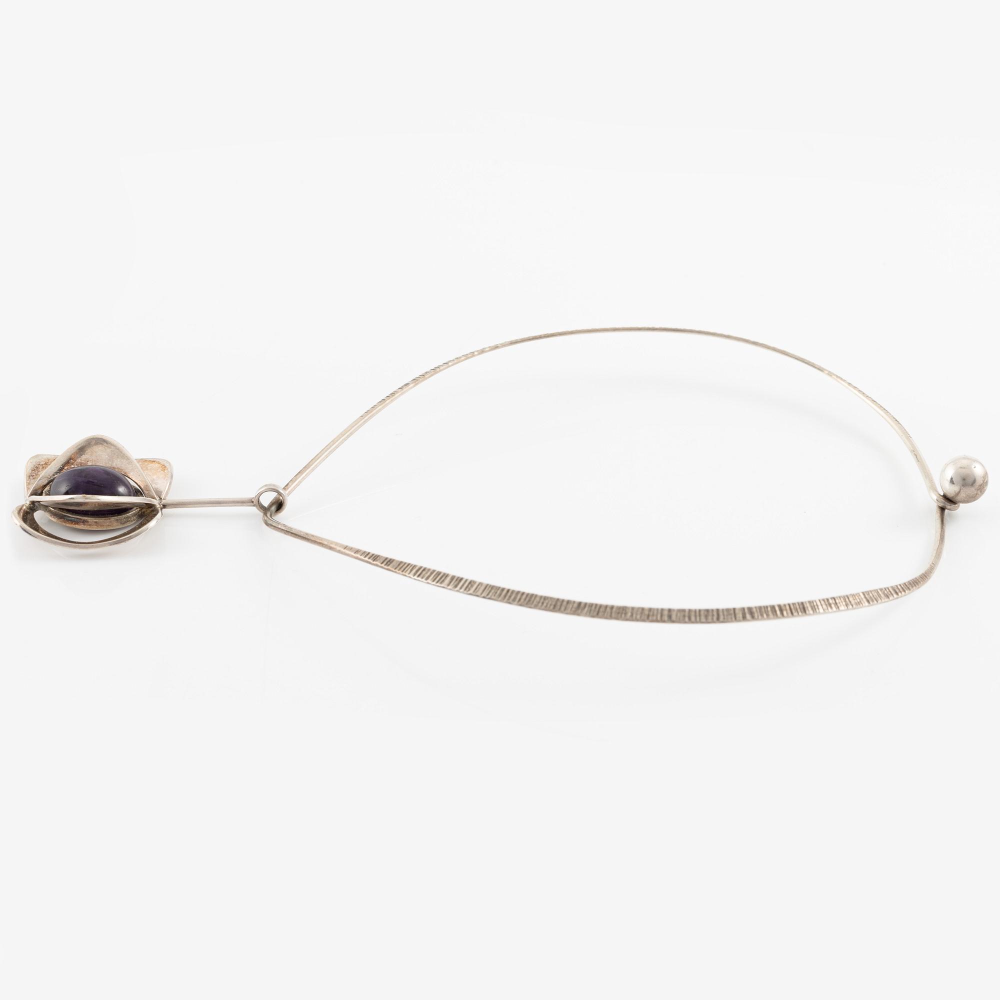 Jewellery set, silver with cabochon-cut amethysts, by Theresia Hvorslev, three pieces.