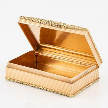 An european 14 carat gold box 'deux couleur', unmarked, probably Central Europe 19th century.