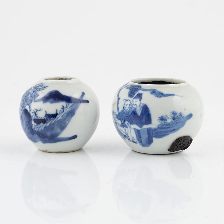 A group of 17 Chinese porcelain objects, China, late Qing/20th Century.