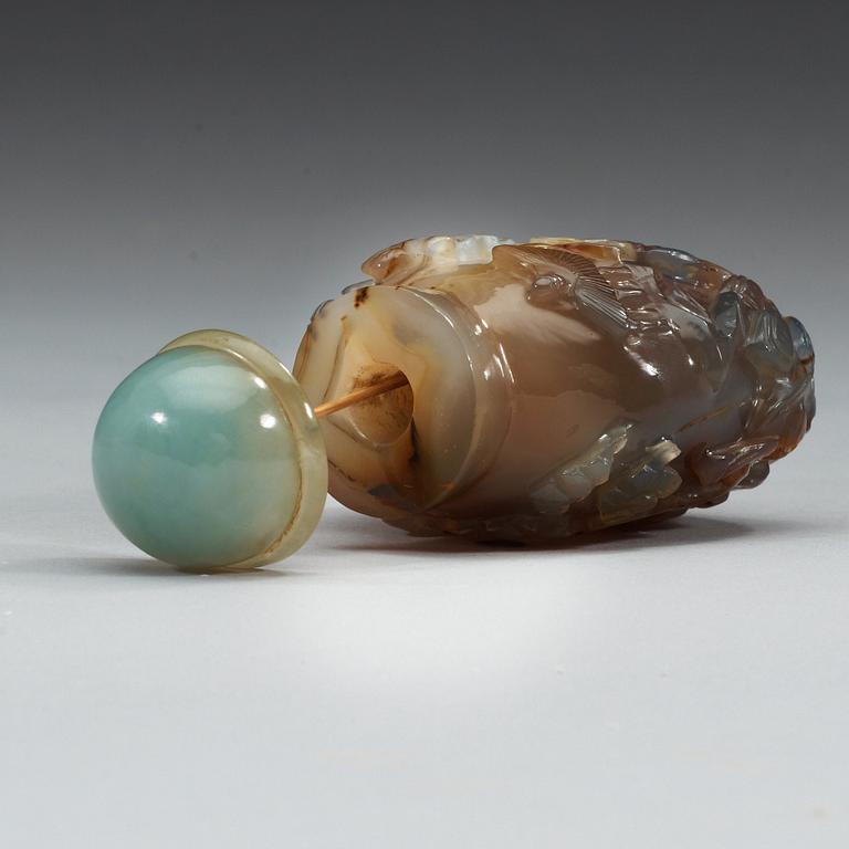 An agate and nephrite snuff bottle with stopper.